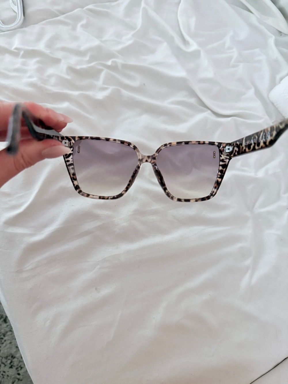 VINCE CAMUTO- Tortoiseshell Cat-Eye Women's Sunglasses - Brown Gradient Lenses - Picture 3 of 4